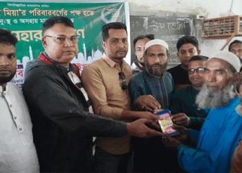 বকশীগঞ্জে ৫ শতাধিক অসহায় ও দুস্থ মানুষের মাঝে ঈদ উপহার বিতরণ
