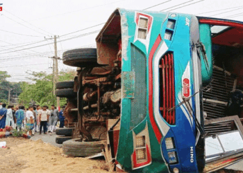 পটিয়ায় বাস উল্টে প্রাণ গেল একজনের, আহত-২৫
