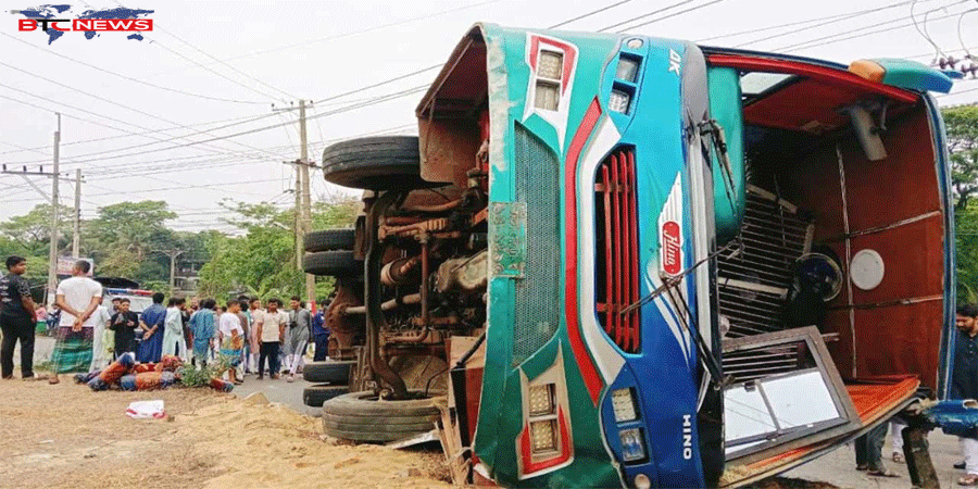 পটিয়ায় বাস উল্টে প্রাণ গেল একজনের, আহত-২৫