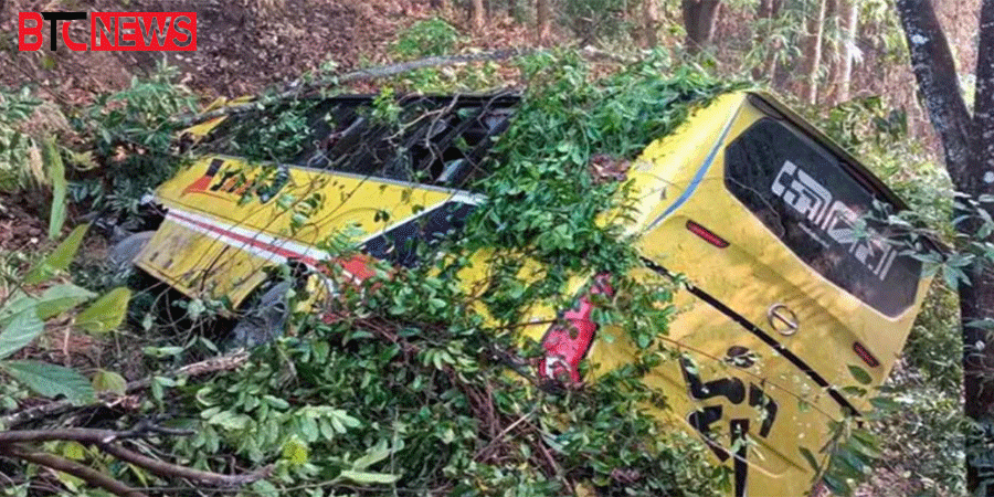 বান্দরবানে পর্যটকবাহী বাস নিয়ন্ত্রণ হারিয়ে খাদে, আহত অন্তত-২০