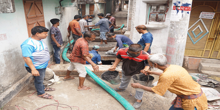 রাসিক প্রশাসকের নির্দেশে নগরীর হরিজন পল্লী এলাকার ড্রেনের কাদামাটি অপসারণ কাজ শুরু