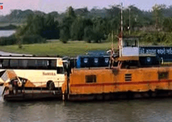 পটুয়াখালীর বাউফলে যাত্রীসহ বাসের এক তৃতীয়াংশ ফেরির বাইরে, ছবি ভাইরাল