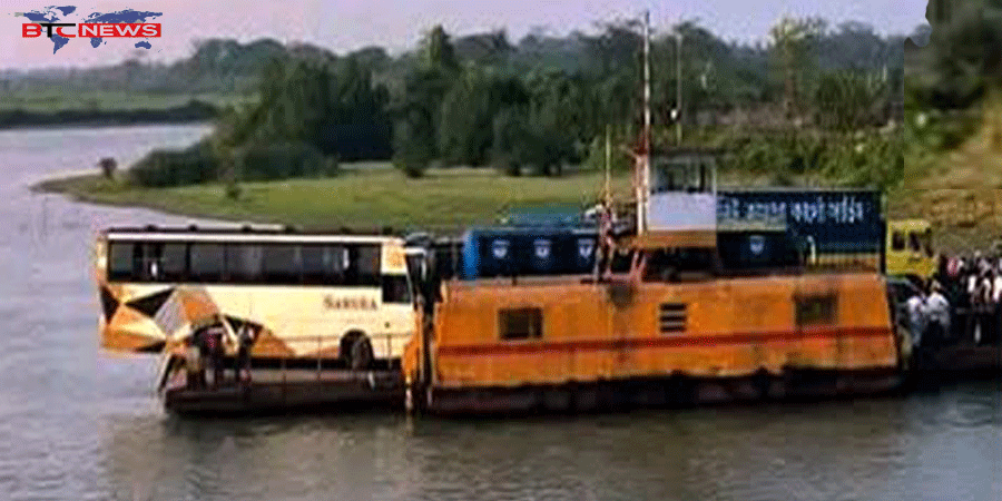 পটুয়াখালীর বাউফলে যাত্রীসহ বাসের এক তৃতীয়াংশ ফেরির বাইরে, ছবি ভাইরাল