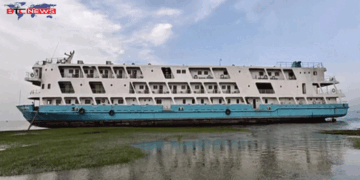 মেঘনা নদীতে ঝড়ে নিয়ন্ত্রণ হারিয়ে ডুবোচরে লঞ্চ, আটকা প্রায় ৮০ যাত্রী