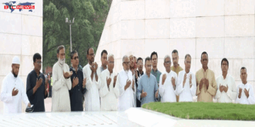 মা-বাবার কবর জিয়ারত করলেন প্রধানমন্ত্রী