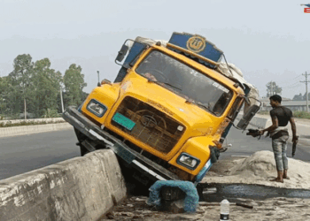 সিরাজগঞ্জে ওভারব্রিজ আইল্যান্ডে বাড়ছে দুর্ঘটনা, সড়কবাতি ও নিরাপত্তার দাবি