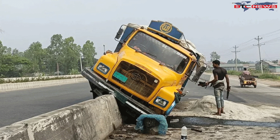 সিরাজগঞ্জে ওভারব্রিজ আইল্যান্ডে বাড়ছে দুর্ঘটনা, সড়কবাতি ও নিরাপত্তার দাবি