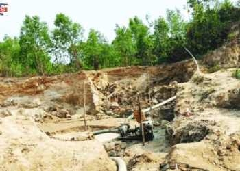 বিলীন হচ্ছে লোহাগাড়ার টিলা ও পাহাড়!