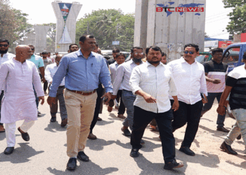 ফ্লাইওভারসহ বিভিন্ন উন্নয়ন কাজ পরিদর্শন: সাত দিনের মধ্যে ঠিকাদারী প্রতিষ্ঠানের মালামাল সরিয়ে সড়ক উন্মুক্তের নির্দেশ রাসিক প্রশাসকের