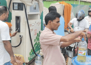 টাঙ্গাইলে বোতলে তেল বিক্রি: ভিডিও করায় সাংবাদিককে হেনস্তা