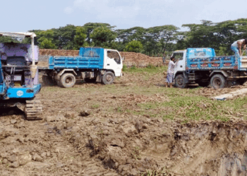 চট্টগ্রামের কর্ণফুলিতে কৃষিজমির মাটি কাটার অভিযোগ, এক্সকাভেটর জব্দ