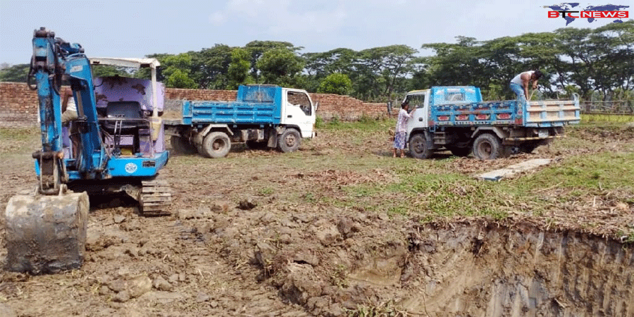 চট্টগ্রামের কর্ণফুলিতে কৃষিজমির মাটি কাটার অভিযোগ, এক্সকাভেটর জব্দ