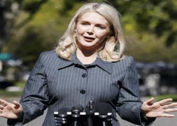 প্রেস সেক্রেটারিকে বিব্রতকর পরিস্থিতিতে ফেললেন ট্রাম্প