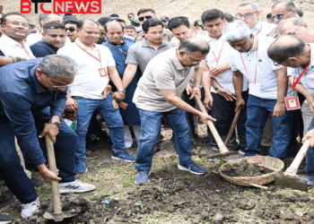 যশোরে ‘জিয়া খাল’ পুনঃখনন শুরু, কোদাল হাতে মাটি কাটলেন প্রধানমন্ত্রী