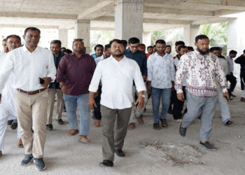 নির্মাণাধীন নওদাপাড়া কাঁচা বাজার মার্কেটসহ বিভিন্ন উন্নয়ন কাজ পরিদর্শনে রাসিক প্রশাসক