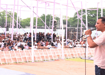 কিষাণ-কিষাণির হাতে উঠলো কার্ড, পেলেন আড়াই হাজার টাকা