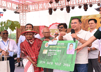 কিষাণ-কিষাণির হাতে উঠলো কার্ড, পেলেন আড়াই হাজার টাকা