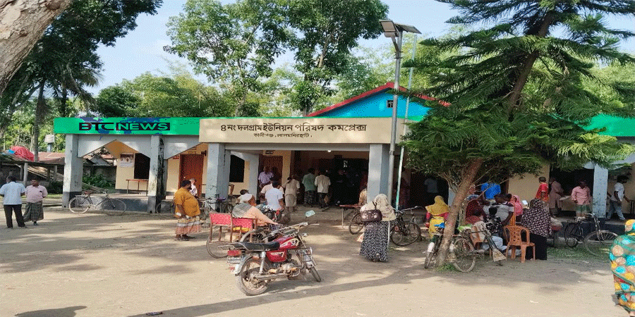 ভিজিএফের ১০ কেজি চালের বদলে টাকা দিলেন চেয়ারম্যান, উপকারভোগীদের ক্ষোভ