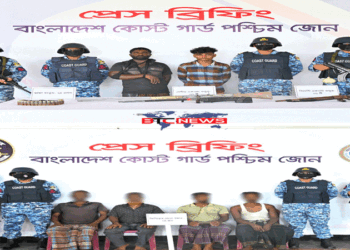 সুন্দরবনে করিম বাহিনীর সেকেন্ড ইন কমান্ডসহ দুই দস্যুকে অস্ত্র-গুলিসহ আটক, জিম্মি থাকা ৪ জেলে উদ্ধার কোস্ট গার্ড