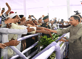 জাতীয় ঈদগাহে মুসল্লিদের সঙ্গে প্রধানমন্ত্রীর শুভেচ্ছা বিনিময়