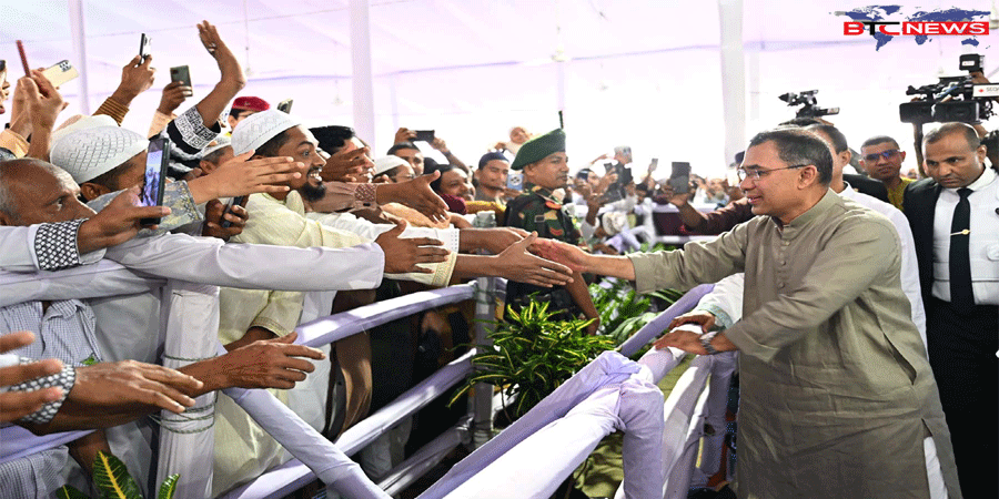 জাতীয় ঈদগাহে মুসল্লিদের সঙ্গে প্রধানমন্ত্রীর শুভেচ্ছা বিনিময়