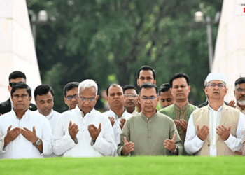 ঈদের নামাজ শেষে মা-বাবা-ভাইয়ের কবর জিয়ারত করলেন প্রধানমন্ত্রী