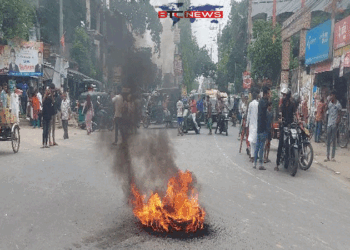 পাট শ্রমিকদের টানা দ্বিতীয় দিনের অবরোধে দৌলতপুর উত্তপ্ত
