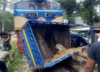 ট্রেনের ধাক্কায় দুমড়ে-মুচড়ে গেলো গরুবাহী পিকআপ
