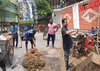 রাসিকের ৩০ টি ওয়ার্ডে কোরবানির বর্জ্য অপসারণ কার্যক্রম চলছে, সরেজমিনে তদারকি করছেন প্রশাসক রিটন