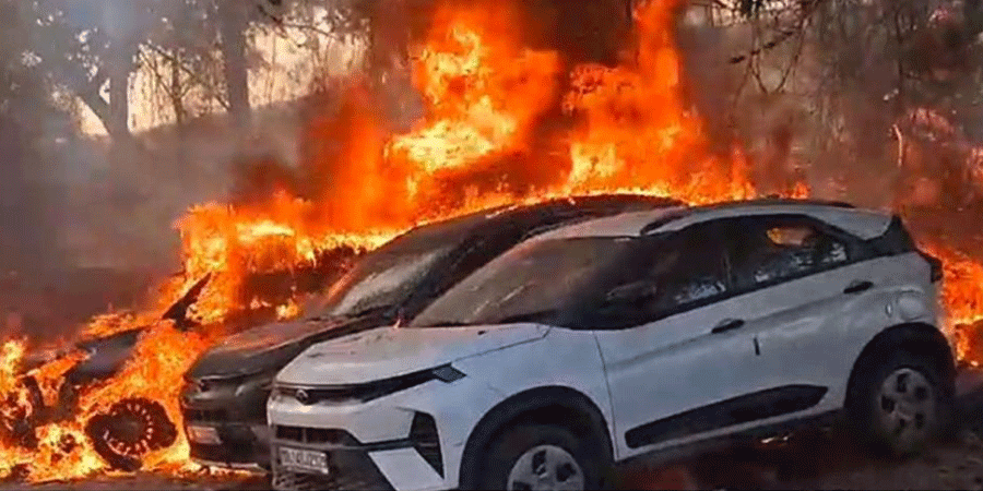 দিল্লিতে পার্ক করা গাড়িবহরে ভয়াবহ অগ্নিকাণ্ড