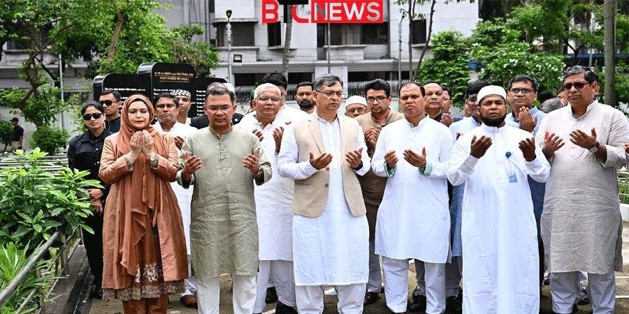 বিডিআর বিদ্রোহে নিহত সেনা কর্মকর্তাদের কবর জিয়ারত প্রধানমন্ত্রীর