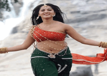 ৪৪ বছরে এসে কার গলায় মালা দিচ্ছেন আনুশকা শেঠি?