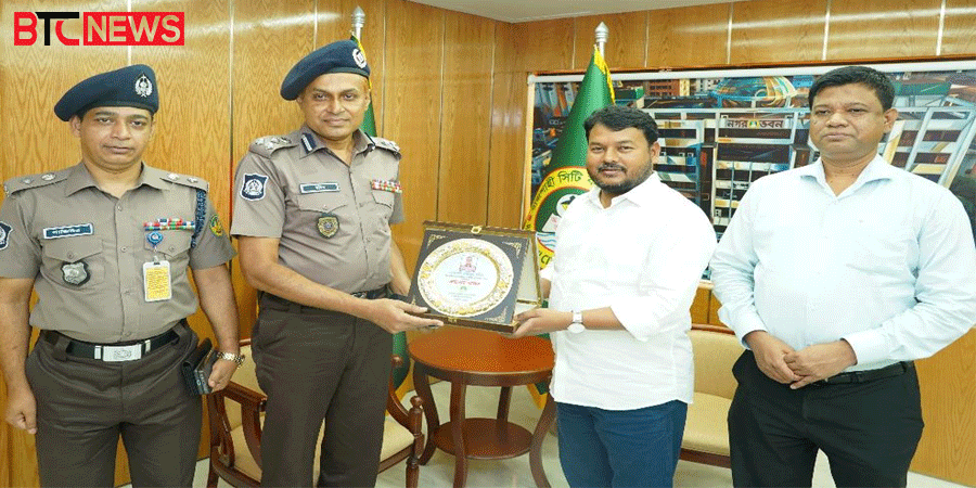 আরএমপি কমিশনার ও রাসিক প্রশাসকের শুভেচ্ছা ও সম্মাননা স্মারক বিনিময়