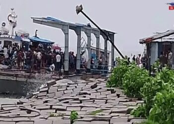 মেঘনার বুকে ঝড়ের কবলে সি-ট্রাক, অল্পের জন্য রক্ষা পেলেন ৫ শতাধিক যাত্রী
